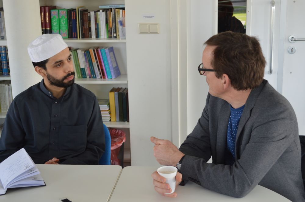 Predikant Peter Strating en imam Azzedine Karrat in gesprek